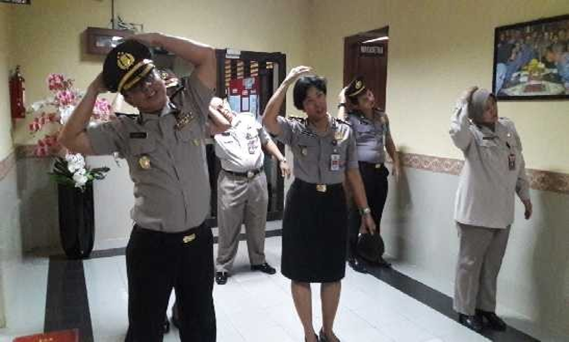 Kegiatan gerakan peregangan (streching) di Setum Polri bulan November 2017