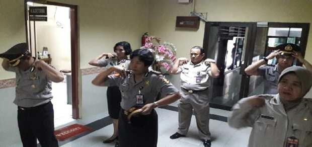 Kegiatan gerakan peregangan (streching) di Setum Polri bulan Desember 2017