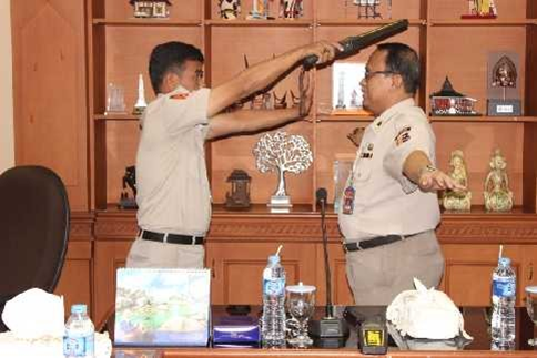 PELATIHAN PENGAMANAN SURAT DINAS DENGAN ALAT HAND METAL DETEKTOR DAN POWDER MAGNETIC CRACK DETEKTOR DI SETUM POLRI